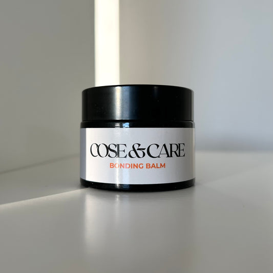 Kosmetischer Balsam Bonding Balm in weißem Regal
